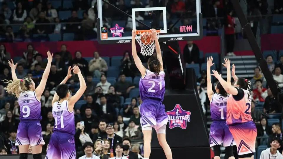 炸裂！张子宇全运赛场上演反击“暴扣” 加冕女篮实战扣篮历史第一人