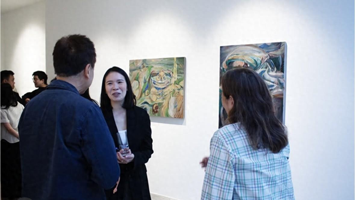 李兆基外孙女守孝期办画展，身穿素服出席开幕式，长得很像李兆基