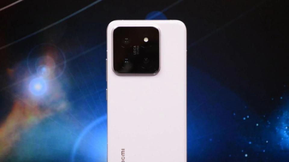 小米宣布清仓，从4299元跌至2429元，旗舰手机降至“冰点价”