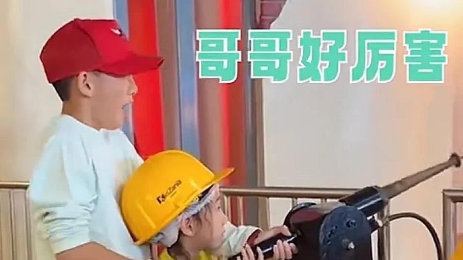 应采儿一家迪拜旅游，Jasper身高接近170，4岁弟弟扎小辫很俏皮