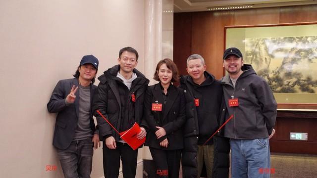 央视表彰会暴露咖位，吴京靠边站，雷佳音侧身让位，C位居然是她