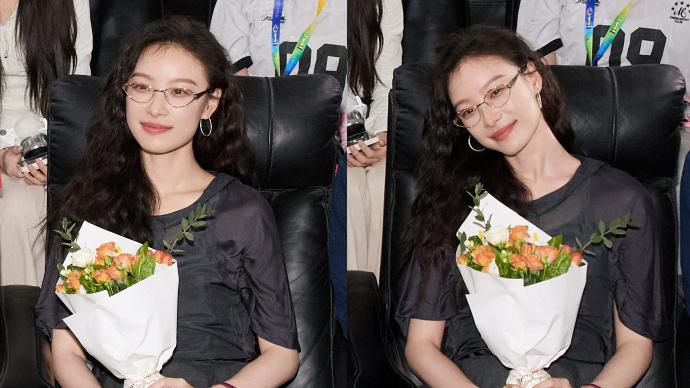 倪妮美的太超前，穿真丝上衣高级知性，这身材一般人学不来