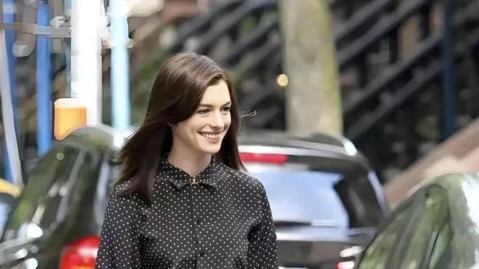 海瑟薇家庭度假也像拍电影！穿比基尼化淡妆，老公孩子陪着真幸福