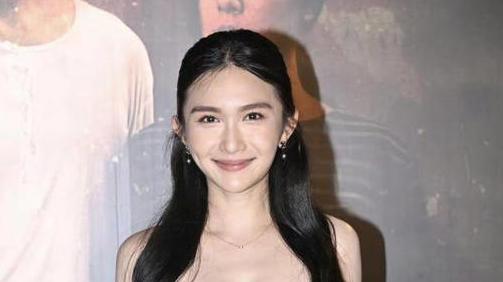 香港知名星二代大秀恩爱！与帅气男友对镜互动，被曝二人好事将近