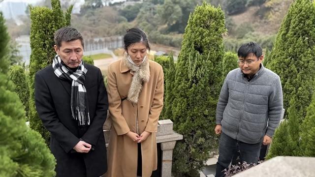 张子健和女儿一起祭拜前妻李婷！墓地情况曝光，女儿和妈妈一样
