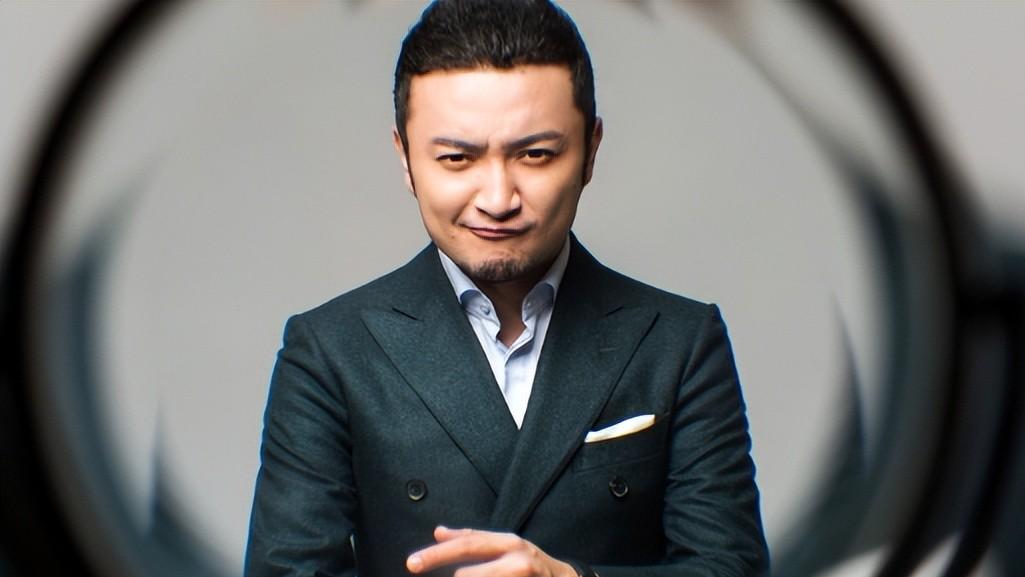 央视主持42岁无子，重组家庭埋隐患，离婚背后藏着啥秘密？