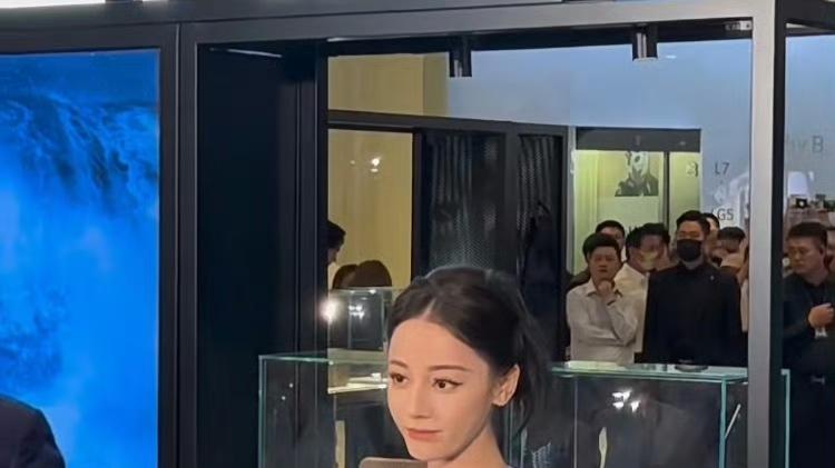 迪丽热巴两年前剪彩视频意外翻红！一个动作暴露女明星的职业修养