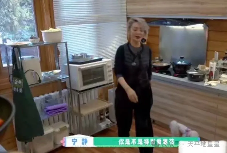 朱丹重男轻女惹争议，鸡腿只给弟弟吃惹怒网友，网友：对女儿好点吧