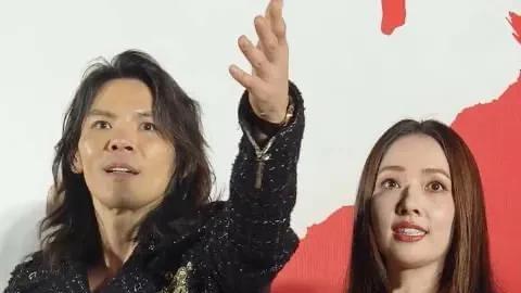 向佐郭碧婷出门被偶遇，夫妻素颜出镜略显邋遢，男方终于不再女装