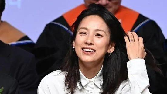 李孝利时隔5年再与刘在石携手，却遭吐槽造型太拉胯