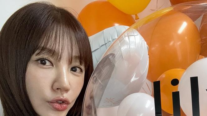 尹恩惠晒花絮照片：嘟嘴拍照好可爱，抱气球拍照心情佳