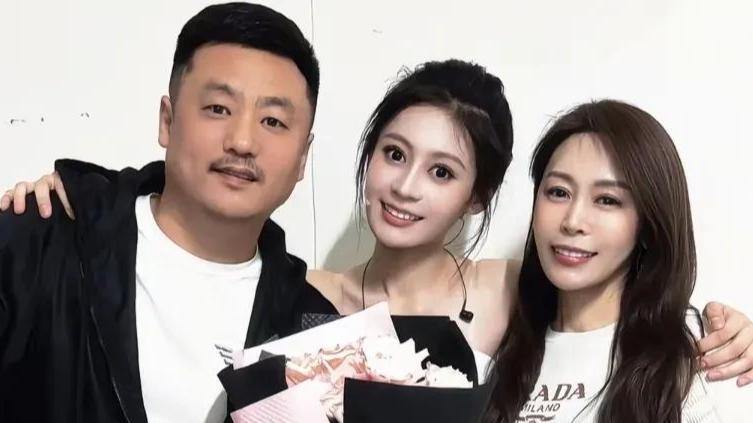 宋晓峰在别墅院子里炖鸡，烟熏的眼睛流泪，老婆杨晓茹苗条又漂亮