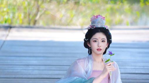 于正狂赞赵晴绝世容颜，网友：那你之前还让人家演丫鬟！