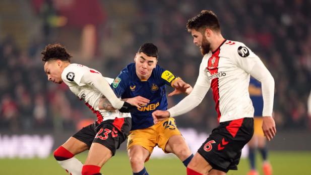 西甲焦点战：巴萨冲击半程冠军，客场挑战“最强防线”