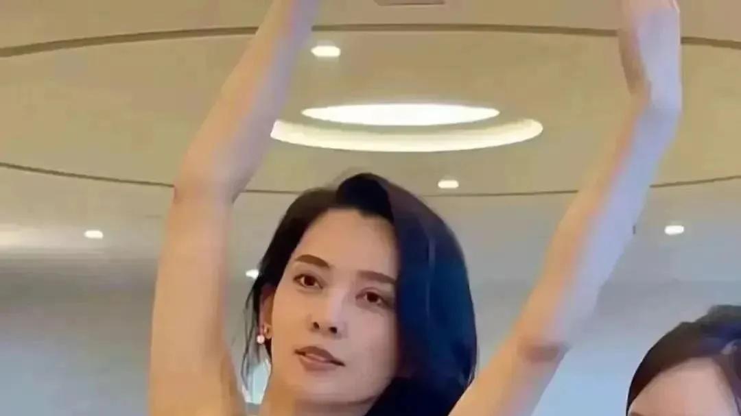 45岁章子怡和33岁森林北同时晒健身照，网友：突然能理解汪峰了!