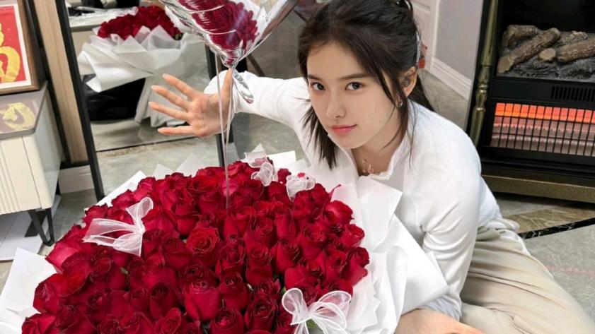 吴艳妮官宣恋爱？晒玫瑰花+4万项链！男友疑似曝光 网友：变模样了