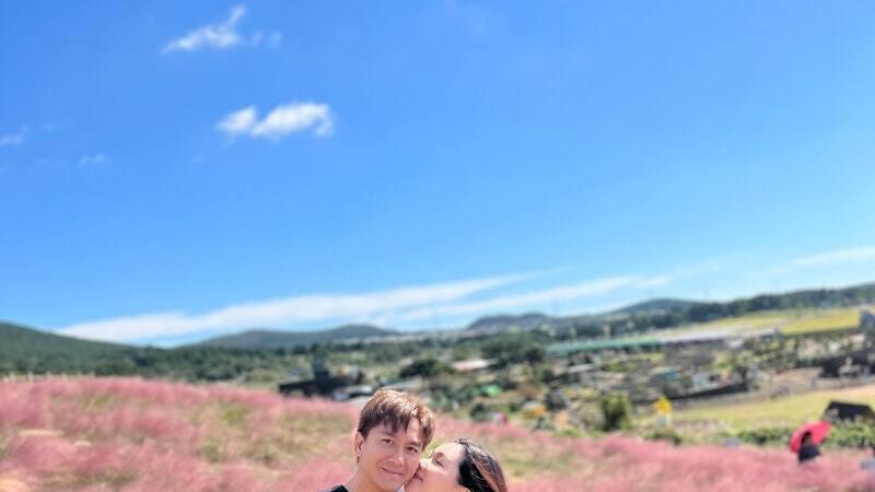 马国明51岁生日和汤洛雯旅游庆生晒恩爱合影