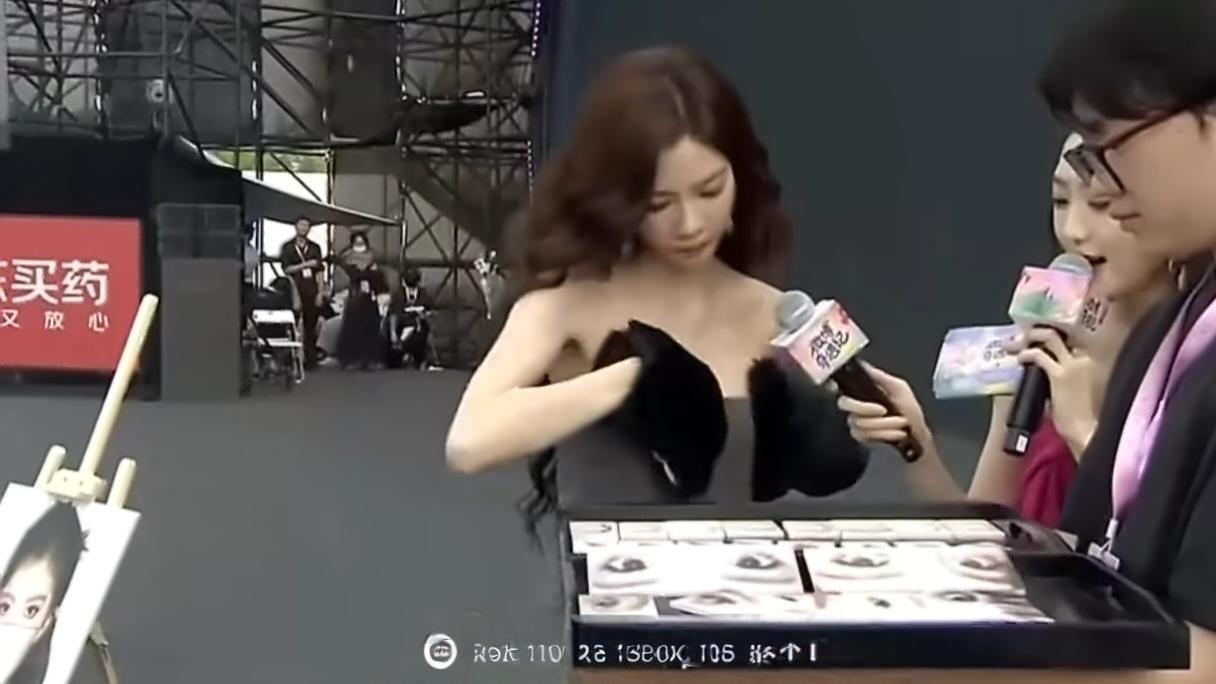 宋妍霏红毯礼服频出状况，十分钟提裙24次引热议，粉丝心疼追问团队