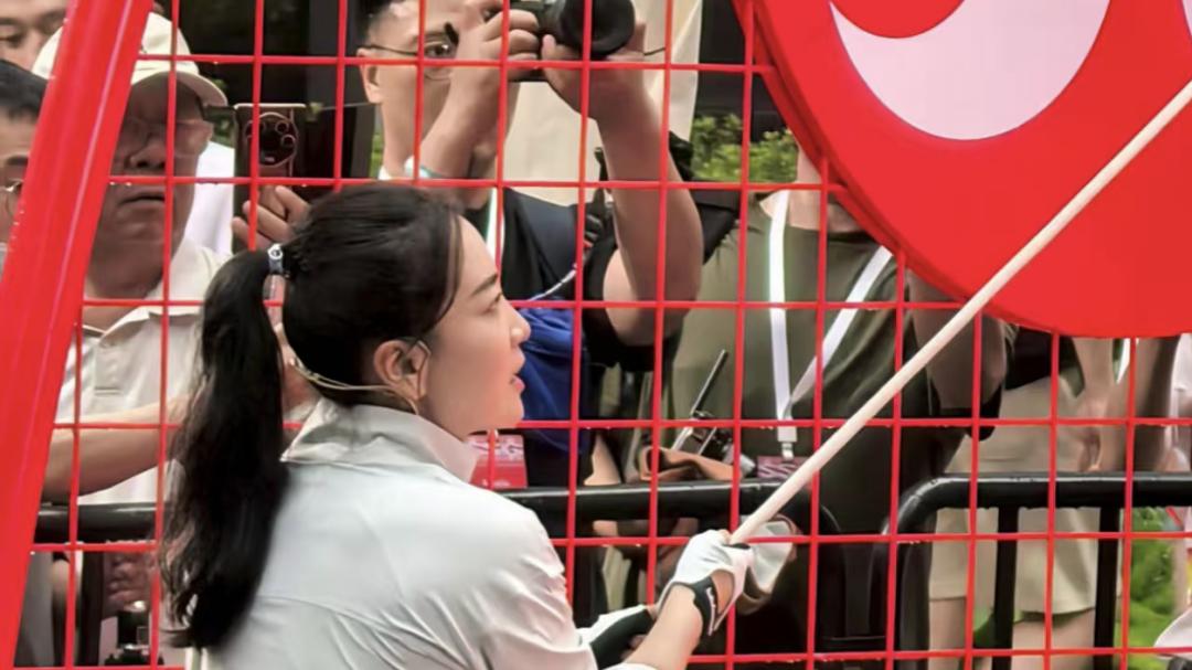 贾玲露面不光更瘦，状态也变更紧致了，是医美了吗？看腿就知道了