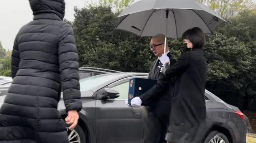 具俊晔行跪拜礼，小S情绪崩溃