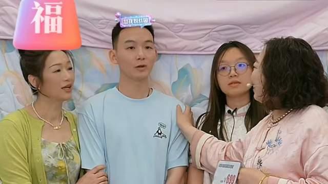 人气爆棚！谢浩男亲妈首次直播礼物不断，儿子现身真让人惊喜