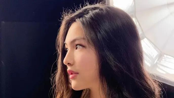 15岁王诗龄英国购新车，白衬衫造型尽显成熟时髦，李湘\富养女\理念显成效！