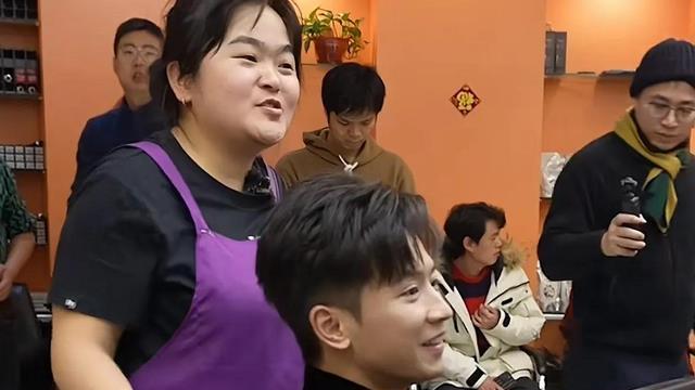 晓华被春晚邀请！和尼格买提对话尽显高情商，央视boys抢着要理发!