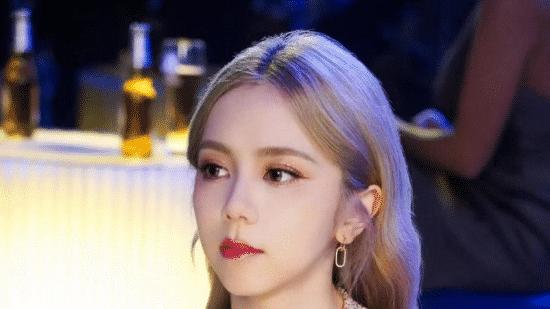 邓紫棋“抓屁股”上热搜：天后也有“凡人”瞬间