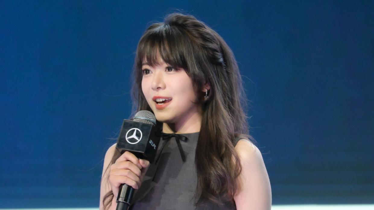 美女主持人线下开播，小粉丝直接用小天才合影，网友：全都是托！