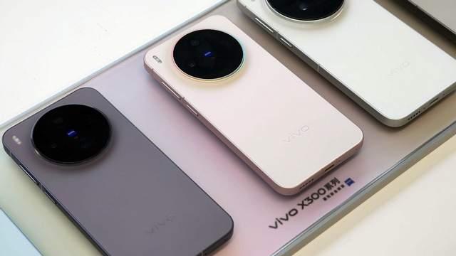 都是標準版，vivo X300、小米17對比，哪款機型更值得買？