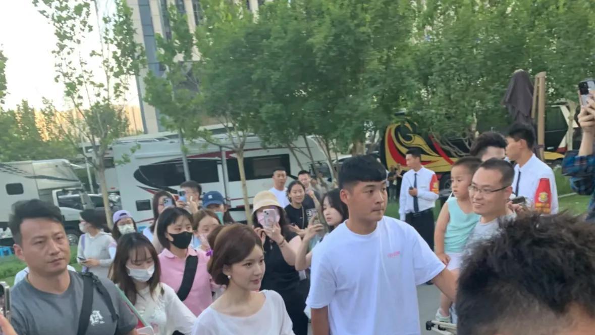 赵露思拍戏被偶遇，五官超精致身材很瘦，却被吐槽头大身子小