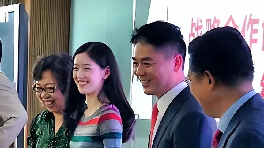 六年未归乡，刘强东章泽天引发乡亲热议，撒贝宁的评价引人深思。