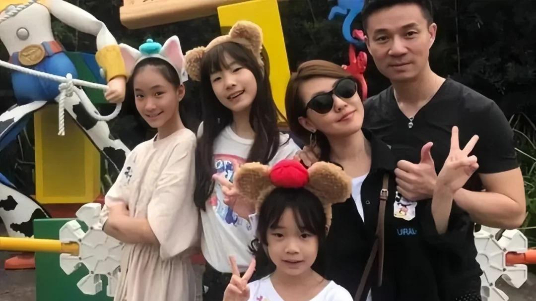 小S许雅钧为大女儿庆生，满满的不舍和骄傲，长女果然是最得宠