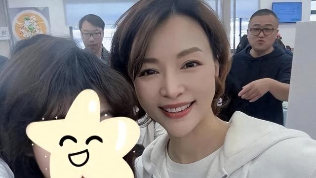 丈夫生意破产，儿子回国读书，51岁董卿再次亮相，婚姻成谜惹猜测