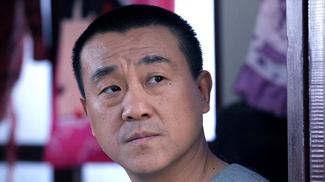 何冰：吃饭白捡一个媳妇，结婚后被拿捏26年，她到底有什么魅力？