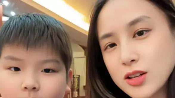 离婚大半年后，离开妈妈黄圣依的安迪，在杨子的照顾下邋里邋遢