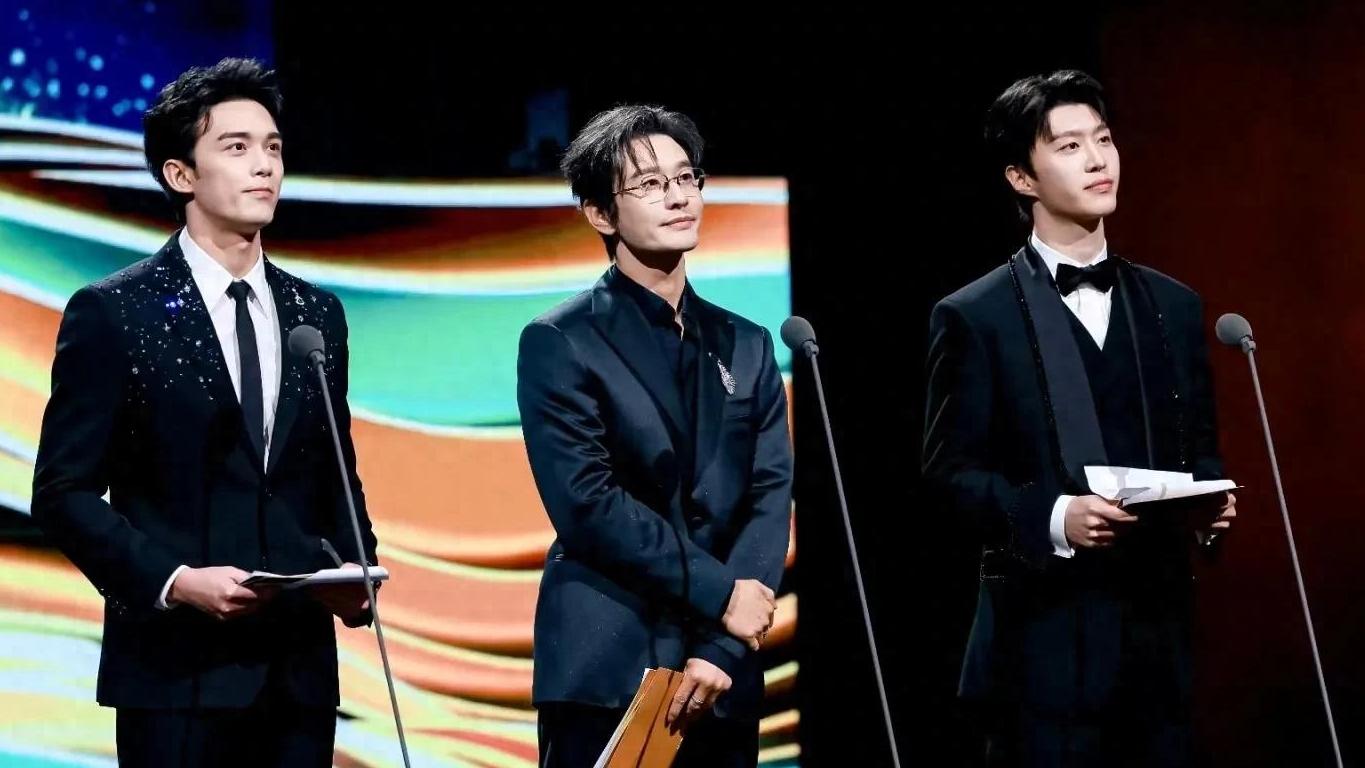 75岁王馥荔亮相华表奖，与儿子王骁罕同框，张译对其称呼引热议