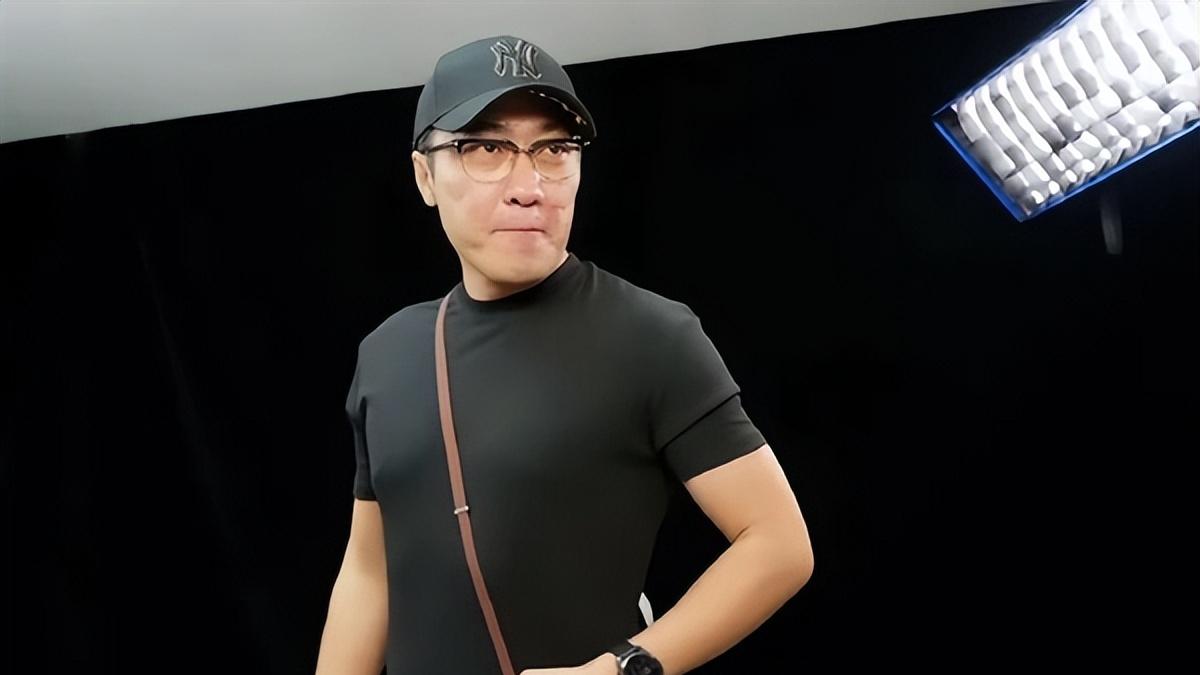 王自如入手老羅炮轟，479元的iPhone17斜挎掛繩，首批橙色已斷貨