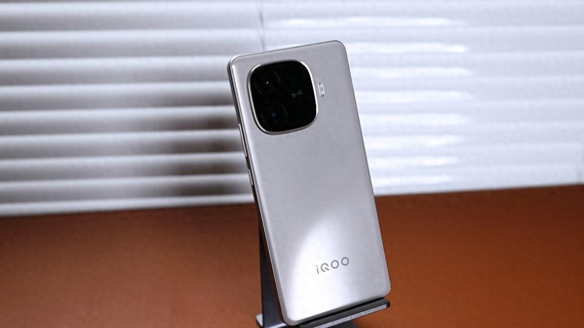 外观配置续航拉满的千元神机，顶级旗舰芯卖白菜价！