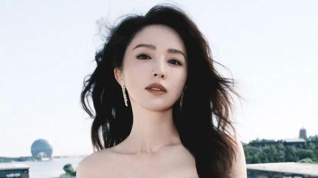 女星董璇穿白色露肩礼服，女神范十足，因嫁小8岁丈夫争议不断