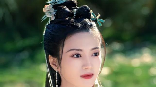 仅播4集，就冲上榜单第一！2025第一部古偶大剧开播就炸了