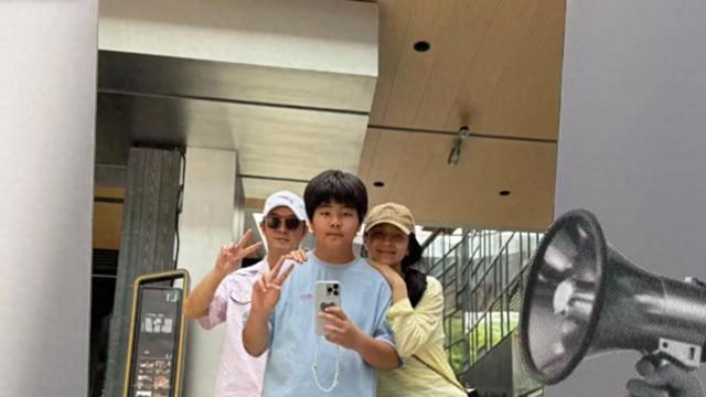 沙溢胡可一家逛街，鱼儿走潮流路线大变样，安吉又瘦了