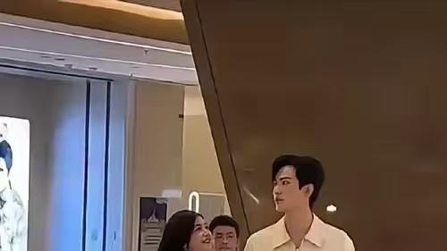 与陈晓离婚后，陈妍希首现身，与小鲜肉牵手逛街甜度爆表！