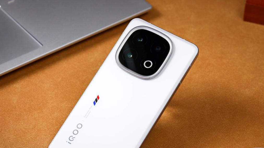 2K屏旗舰突降1000元，骁龙8至尊版+120W+金属中框，入手再战5年