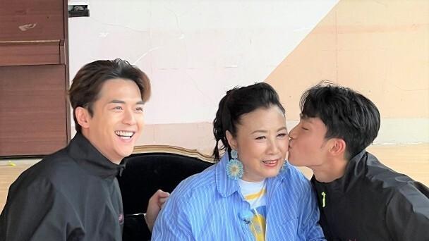 汪明荃78岁生日圈中后辈相继为其庆生 黄宗泽制造惊喜为寿桃蛋糕