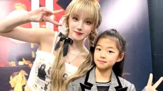 章子怡周末带女儿出国追星，醒醒化妆去见偶像，与宋雨琦开心合照