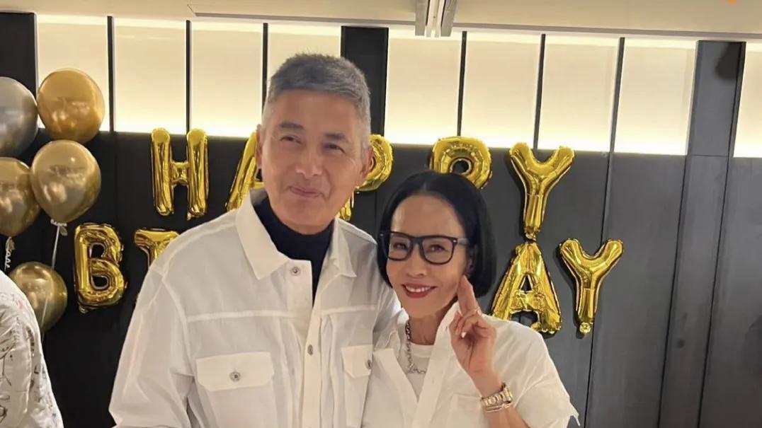 周润发70岁大寿酒店办宴，陈荟莲抱爱狗亮相，身形消瘦