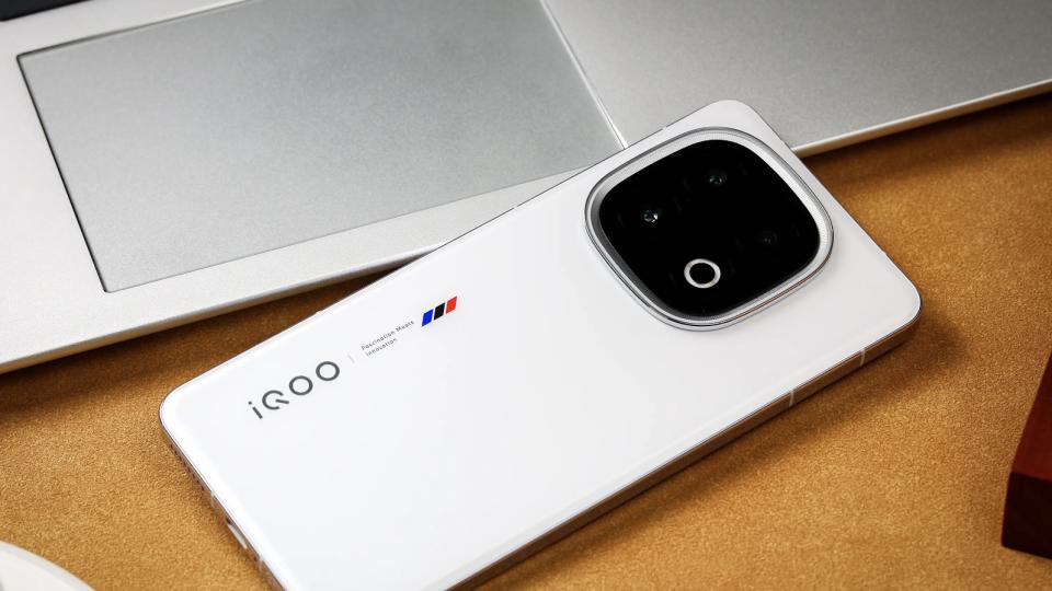 iQOO 15系列再次被确认：全线直屏，规格或是满配！