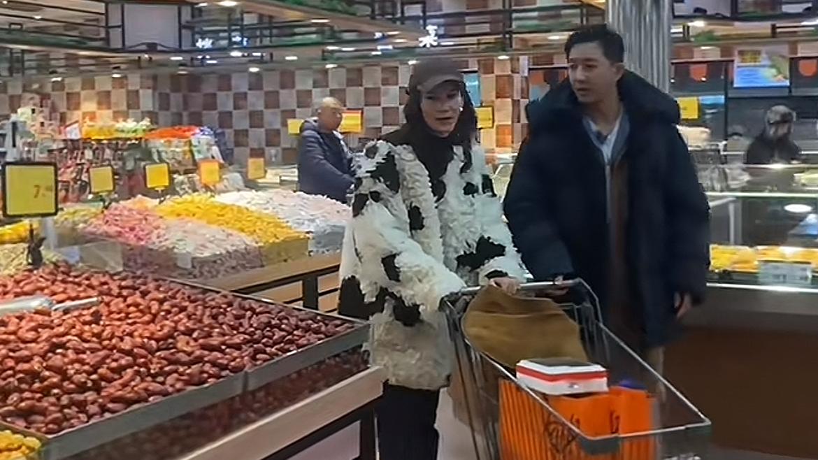 韩庚携妻子回东北过年！穿“鞋套”逛超市，吃10元的小面买地摊货