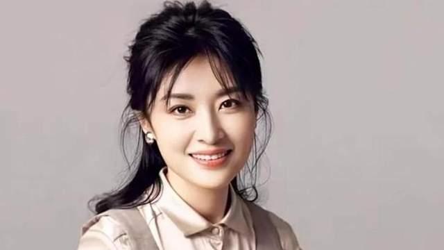央视美女主持，成名后抛弃初恋丈夫转身嫁给富商，如今过得怎样了